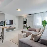 Beachfront Znjan Appartement Split