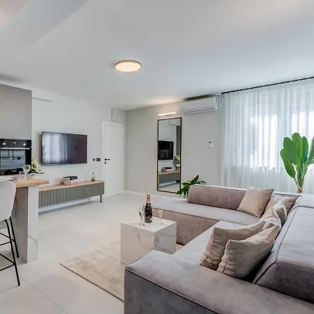 Beachfront Znjan Apartament Split