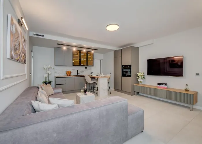 Beachfront Znjan דירה *