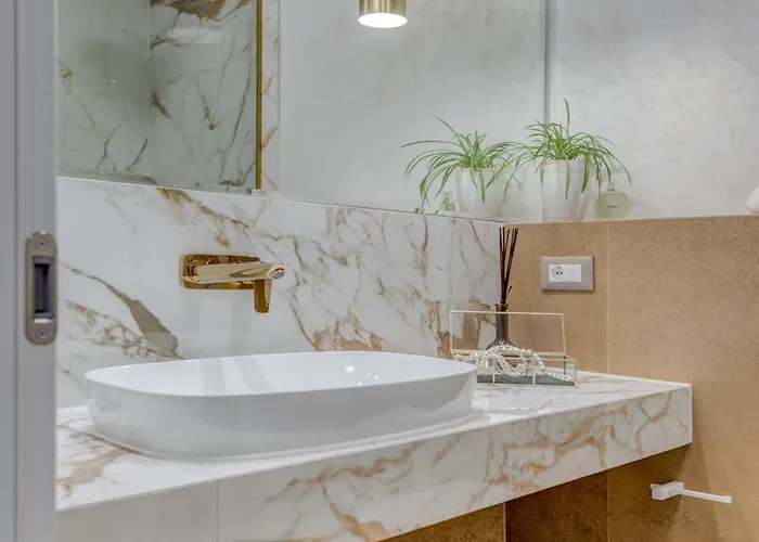 Beachfront Znjan דירה