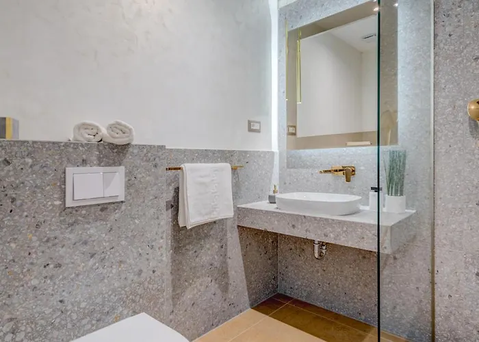 Beachfront Znjan דירה *