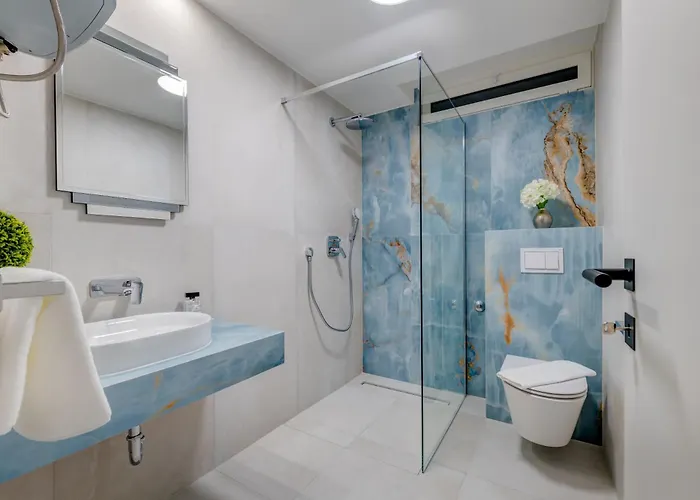 Beachfront Znjan דירה *