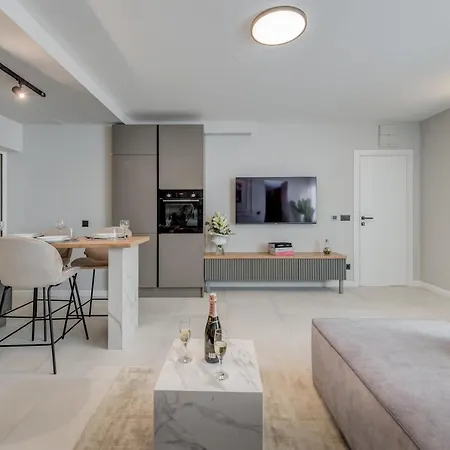 Beachfront Znjan Apartman Split