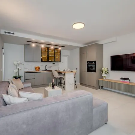 Beachfront Znjan Apartman *