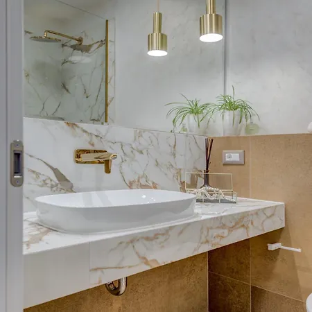 Beachfront Znjan Apartment