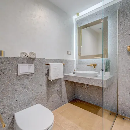 Beachfront Znjan Apartman *