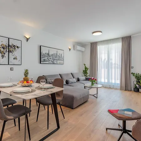 Beachfront Znjan Appartement *