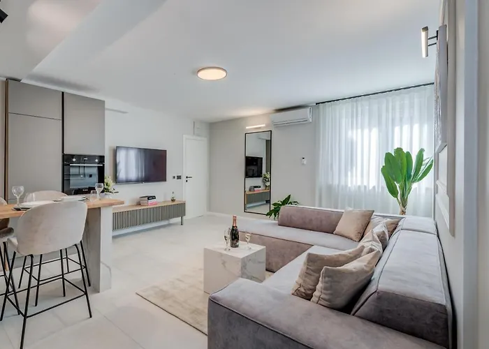 Beachfront Znjan Apartament Split
